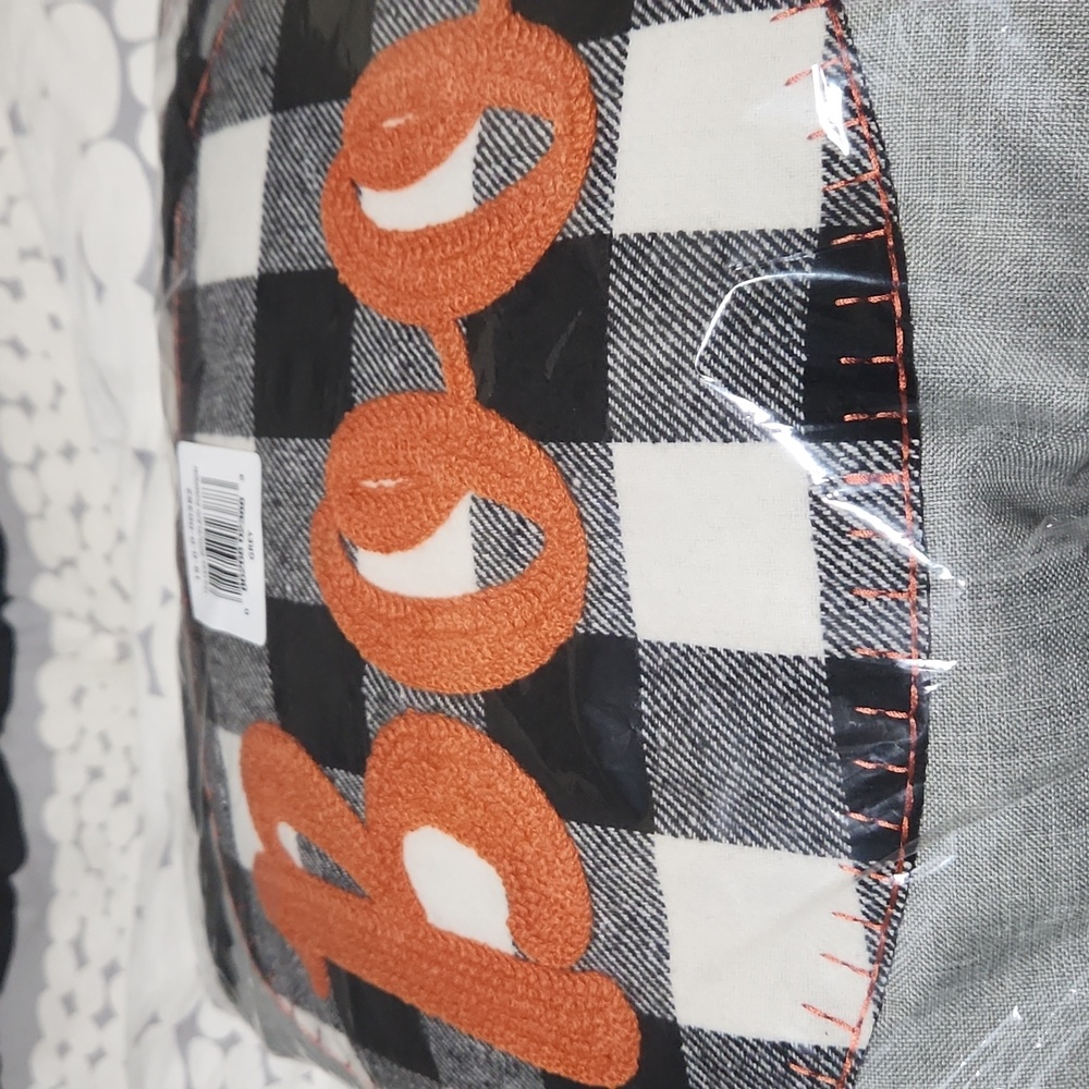 Halloween Boo Decorative pillow - Picture 4 of 4